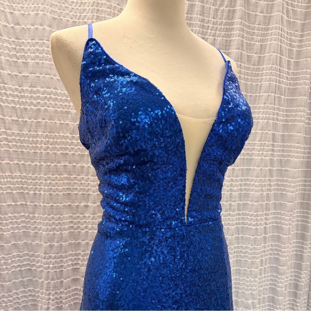Elegant Royal Blue Sequin Evening Gown - Picture 2 of 6